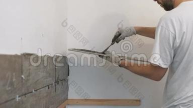 家居装修、装修-施工工人用瓷砖、瓷砖墙面粘合剂、砂浆勾缝
